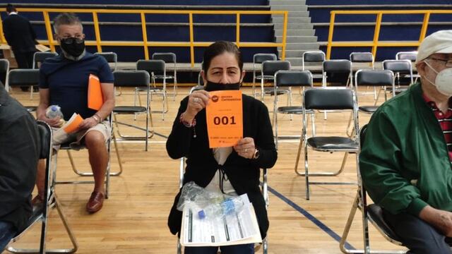 Adulta mayor vacunada en CDMX