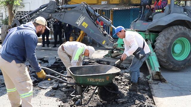 Obras de restitución de tubería de agua potable en la calle Toltecas