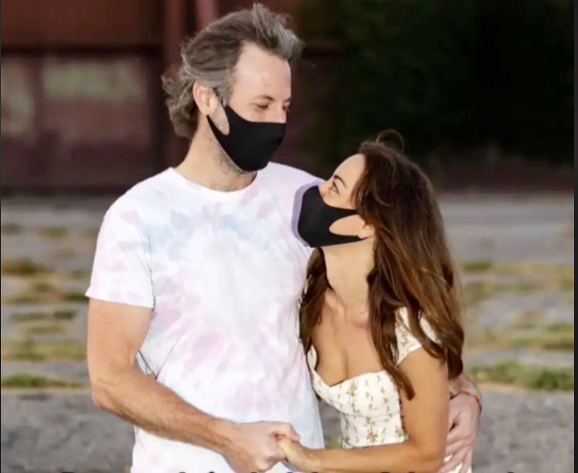 El bello significado de la camisa de Aubrey Plaza en su primera aparición pública tras la muerte de su esposo Jeff Baena