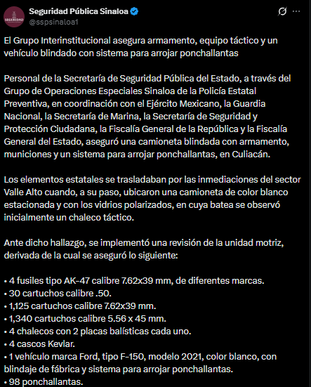 Sinaloa informa decomiso de armas y equipo de seguridad tras inspección de una camioneta blindada.