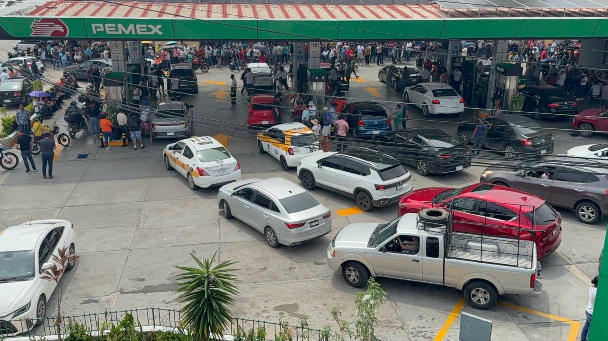 CNTE toma 13 gasolineras en Tuxtla Gutiérrez y regala combustible