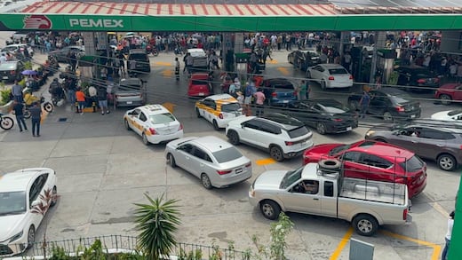 CNTE toma 13 gasolineras en Tuxtla Gutiérrez y regala combustible