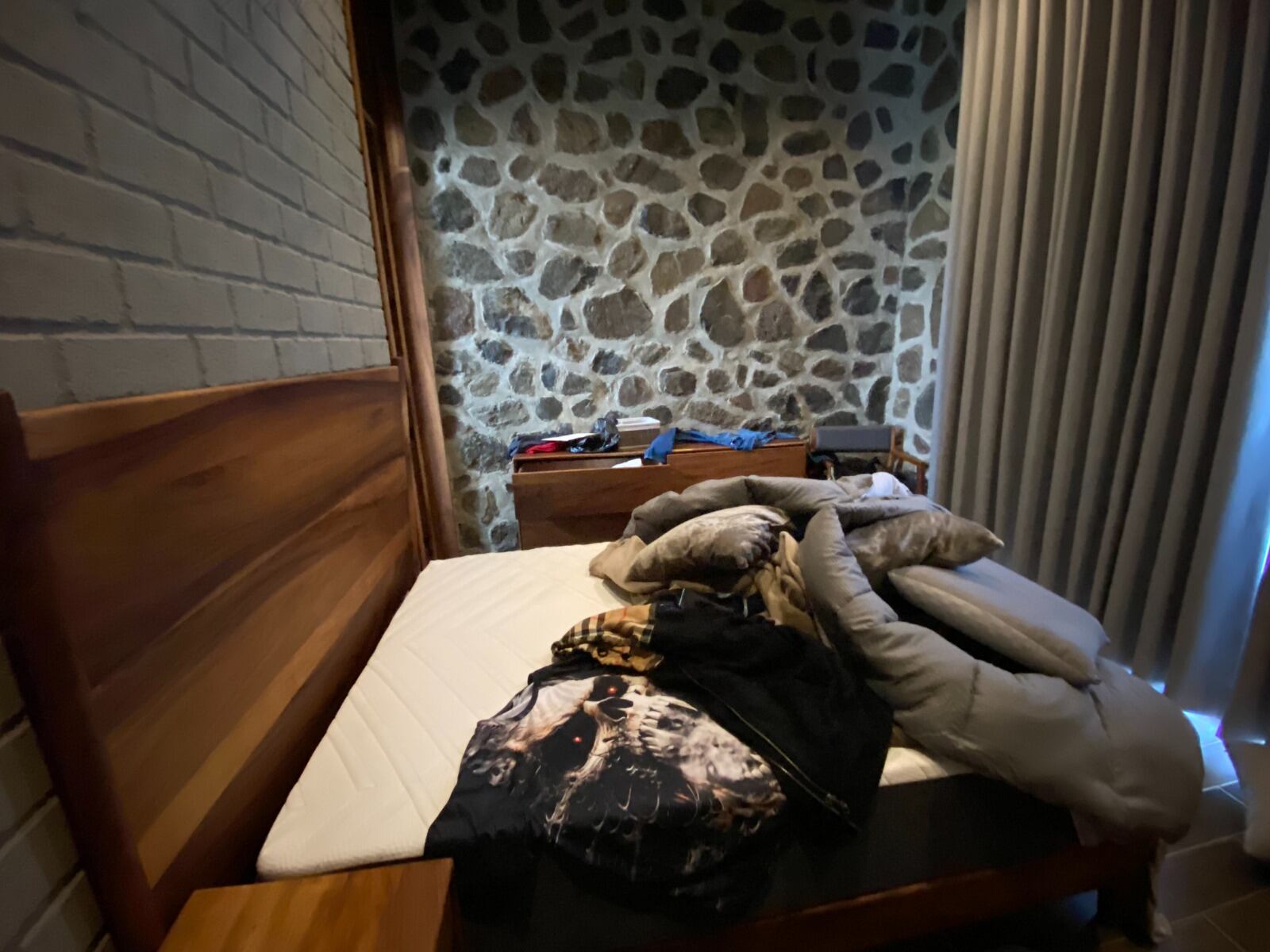 Un cuarto de la cabaña donde El Mencho vivía cuando sucedió el operativo en Tapalpa.