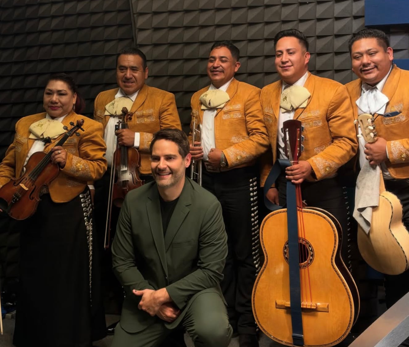 Reciben con mariachi a Memo Schutz en su programa de redio