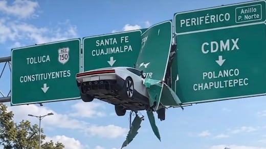 El Tesla Roadster de Elon Musk vuela y las redes responden con memes