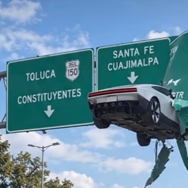 El Tesla Roadster de Elon Musk vuela y las redes responden con memes