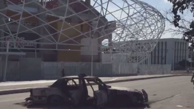 Patrulla quemada bloqueando una avenida en Culiacán.