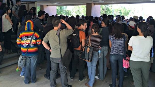 Estudiantes de la UABCS conversando sobre el acontecer político y social de México (2014)