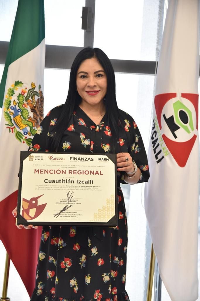Karla Fiesco recibe reconocimiento por recaudación de impuestos