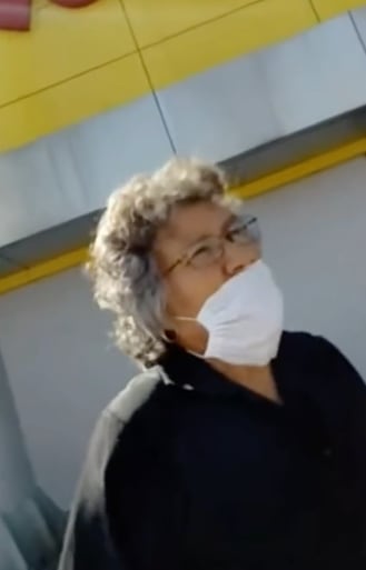 Señora con voz de Mickey Mouse