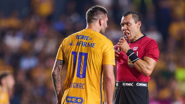 Gignac reclamando en el Clásico Regio