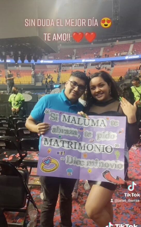 Pareja se compromete en concierto de Maluma.