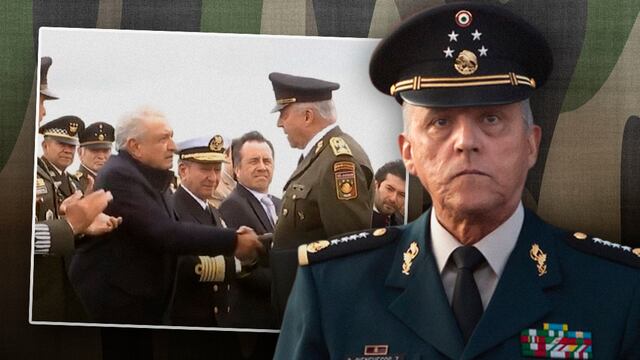 AMLO entrega reconocimiento a Salvador Cienfuegos