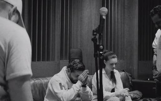 Nadia Ferreira en el video de "La Fórmula" de Marc Anthony y Maluma.