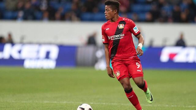 Leon Baley conduce la pelota en juego del Leverkusen.