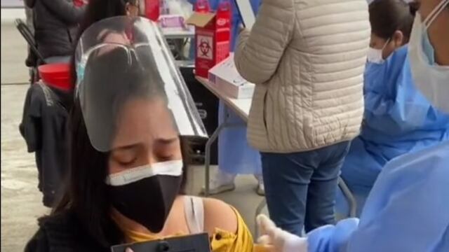 Joven llora al recibir la vacuna contra el Covid-19