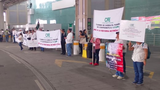 Pensionados y jubilados protestan en el AICM