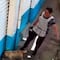 Trabajadora de mercado Cuauhtémoc en Ecatepec agrede constantemente a un pobre perrito