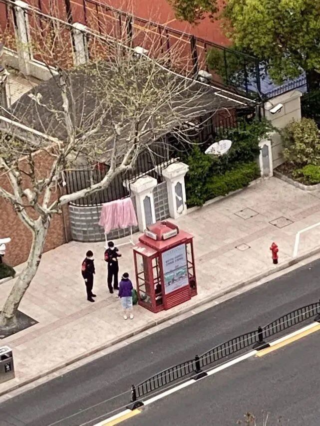 Mujer vive en cabina telefónica durante confinamiento por Covid-19