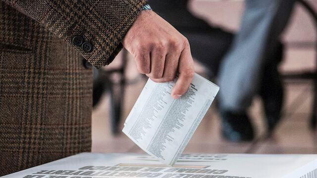 Un ciudadano emite su voto, en imagen de 2016