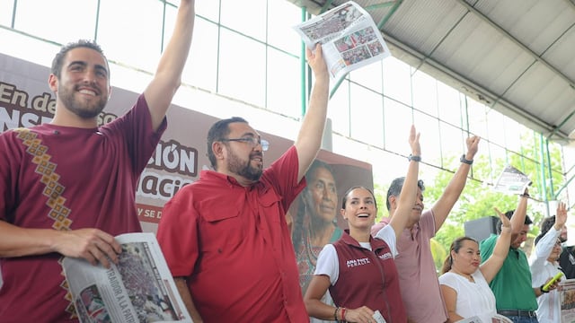 Ana Paty Peralta participa en asamblea y recorrido casa por casa en Tulum.