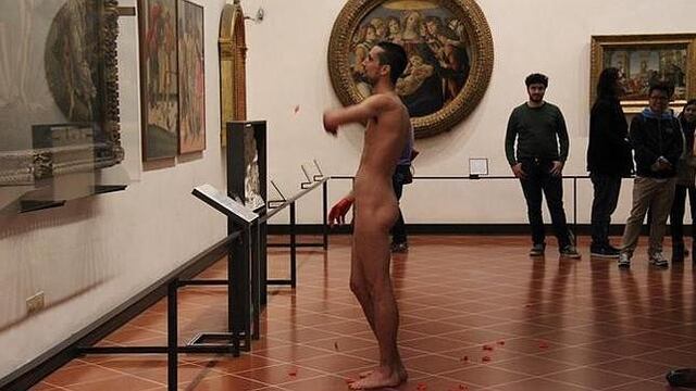 Español se desnuda ante "Nacimiento de Venus" de Botticelli en Italia.