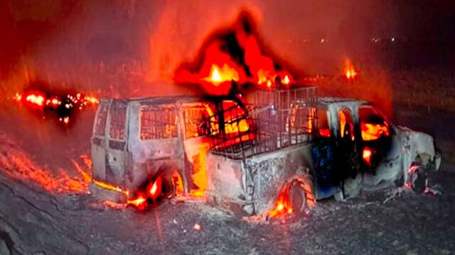 En Hidalgo se incendiaron dos camionetas dedicadas al huachicol