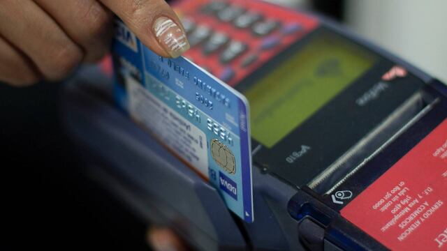 Tarjetas. Llamado a prevenir clonación.