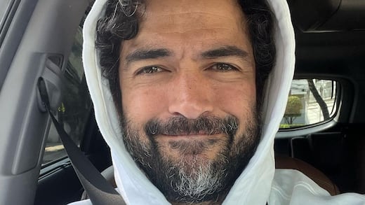Alfonso Herrera denuncia robo en el AICM: “Abrieron mis maletas y se llevaron los regalos de mis hijos”