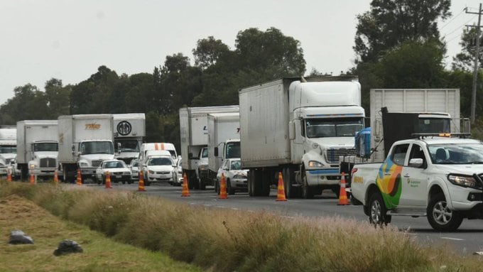 Accidente en Circuito Exterior Mexiquense genera caos vial