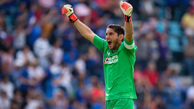 Corona será portero de Cruz Azul por un par de años más