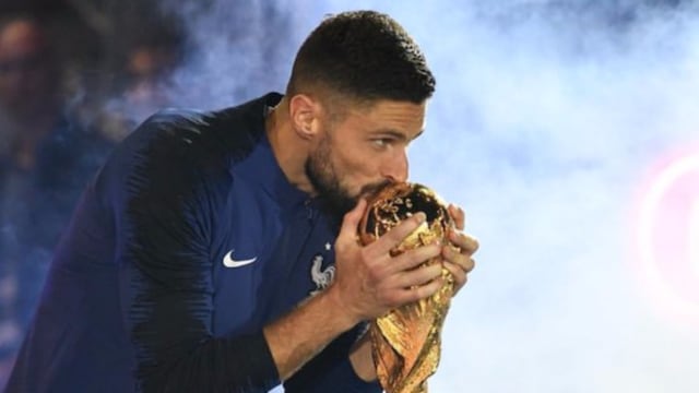 Oliver Giroud besa la Copa del Mundo.