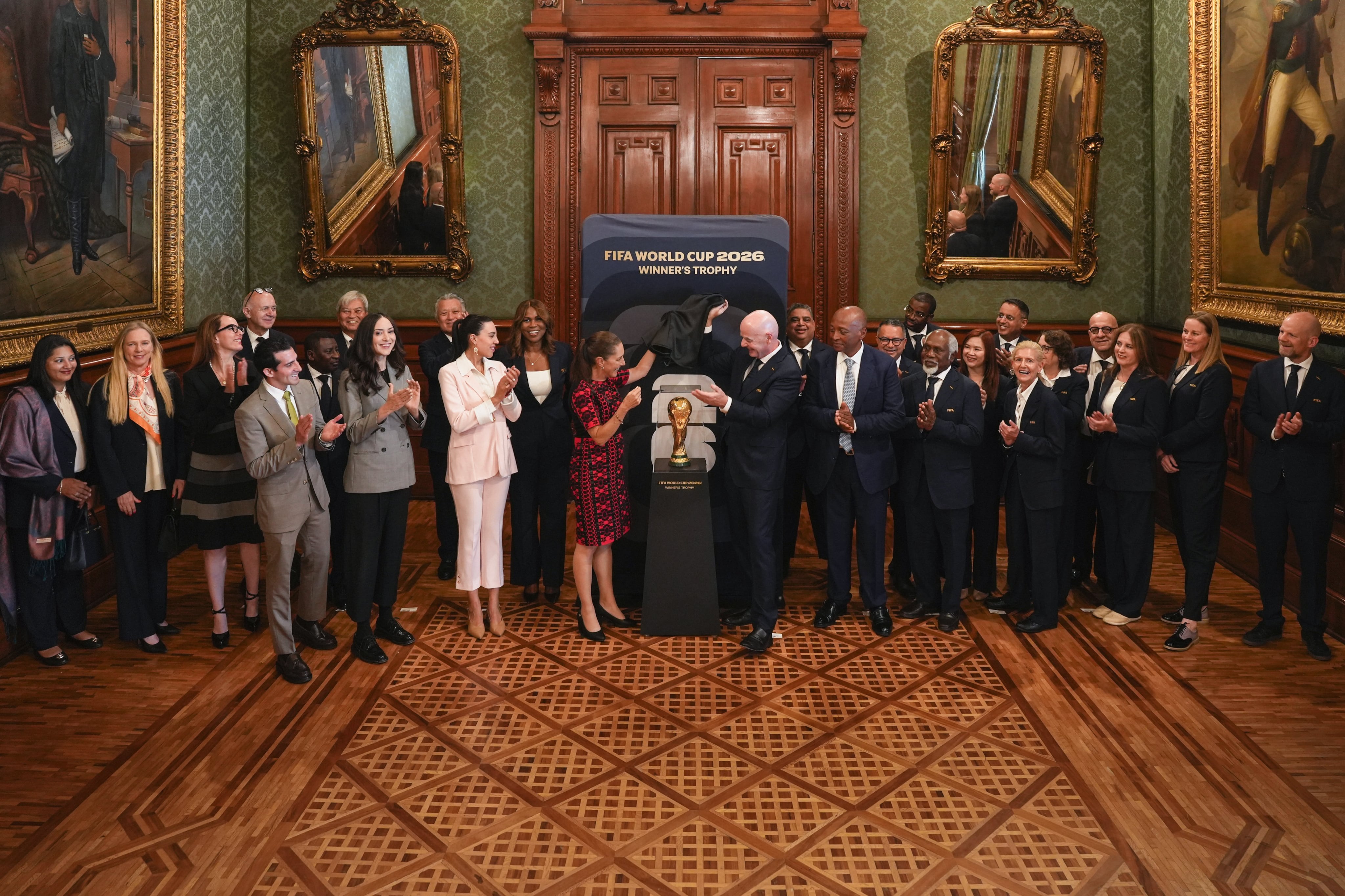 Claudia Sheinbaum recibe a Gianni Infantino en Palacio Nacional