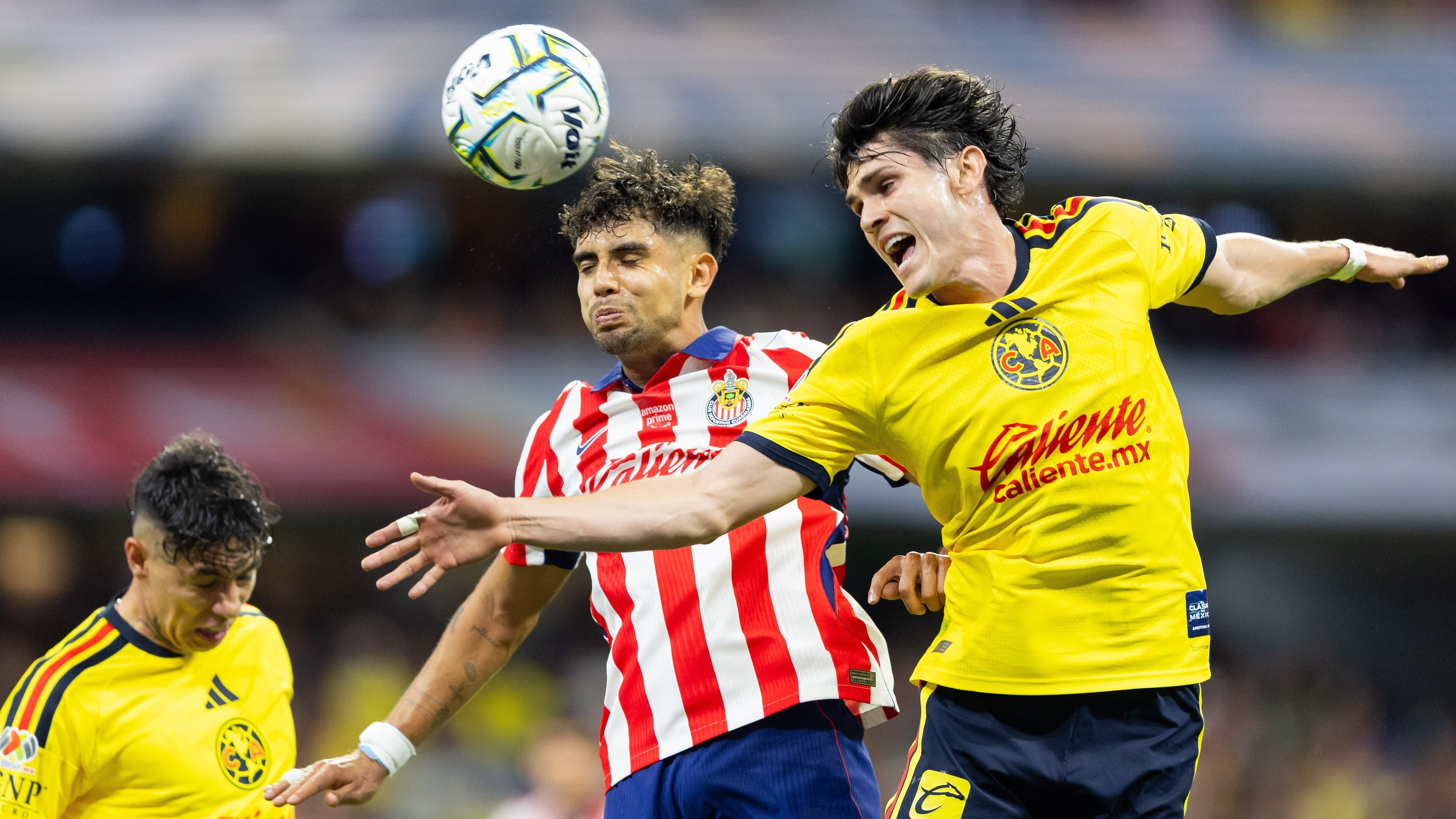 América y Chivas empatan 2-2 en el Clásico Nacional