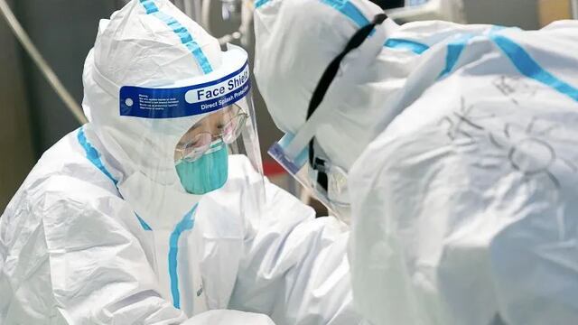 Médicos atienden a paciente con coronavirus en China