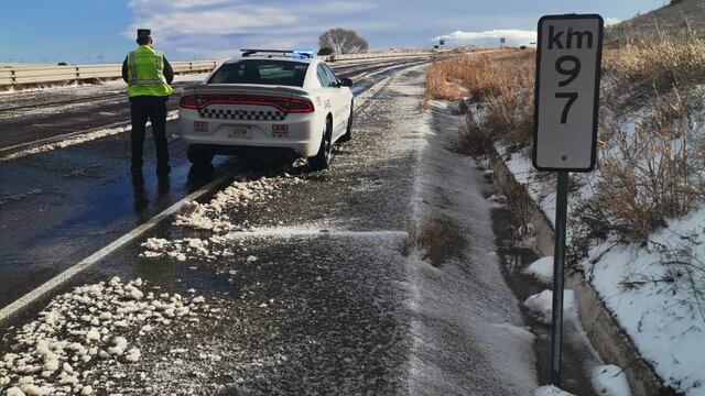 En la carretera Agua Prieta-Janos, se congeló el asfalto y provocó que autos se quedaran varados