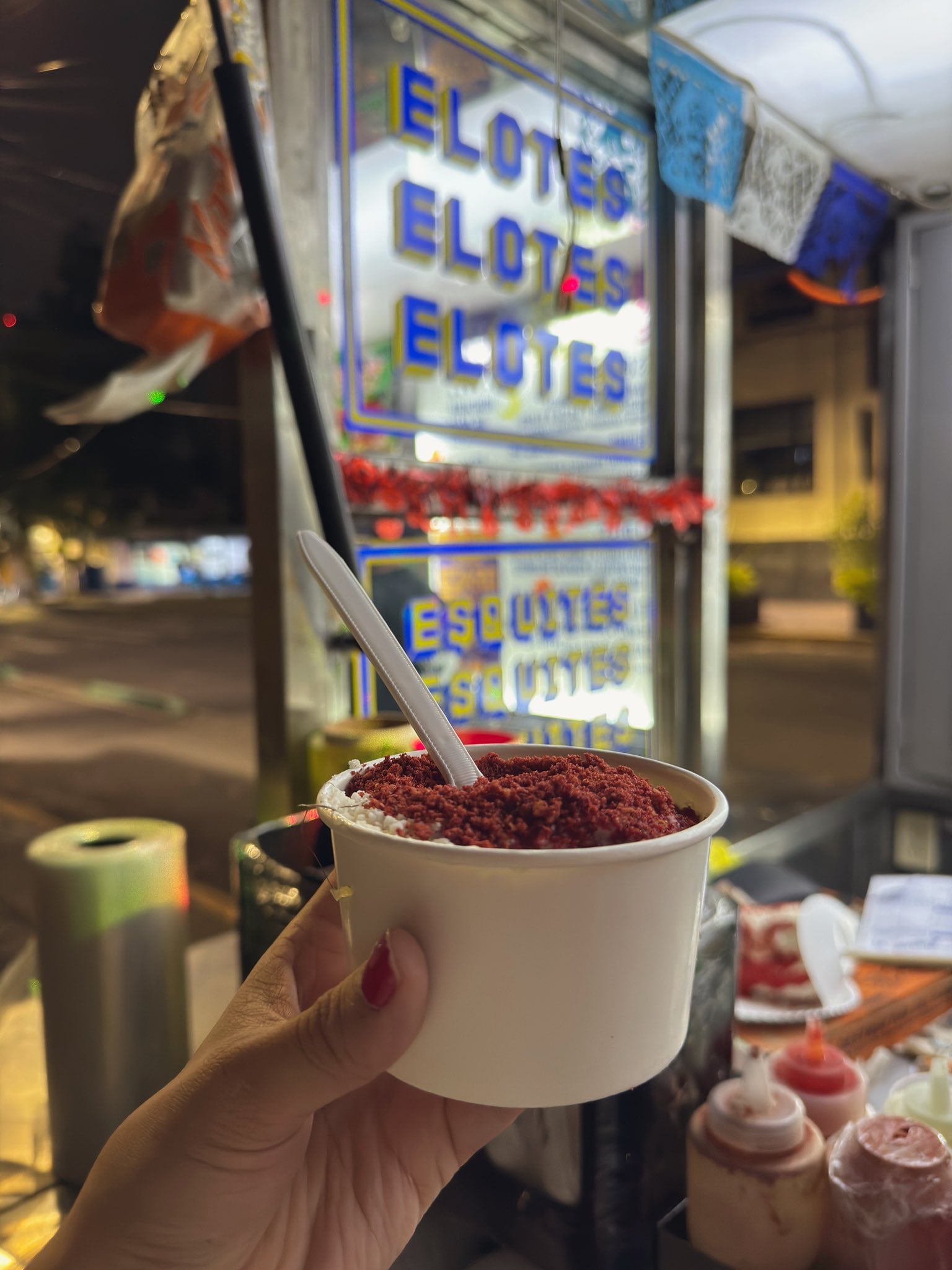 Puesto callejero de elotes y esquites