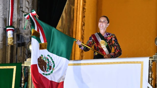 Claudia Sheinbaum Pardo, presidenta de México, desde el balcón de Palacio Nacional en el marco del 216 Aniversario del Grito de Independencia