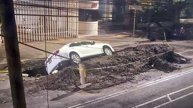 Cae auto en un socavón en la alcaldía Benito Juárez