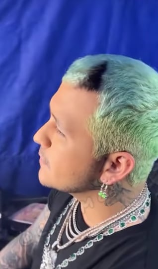 Christian se cubre tatuajes con maquillaje