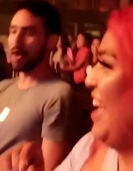 Mujer festejando divorcio en un antro