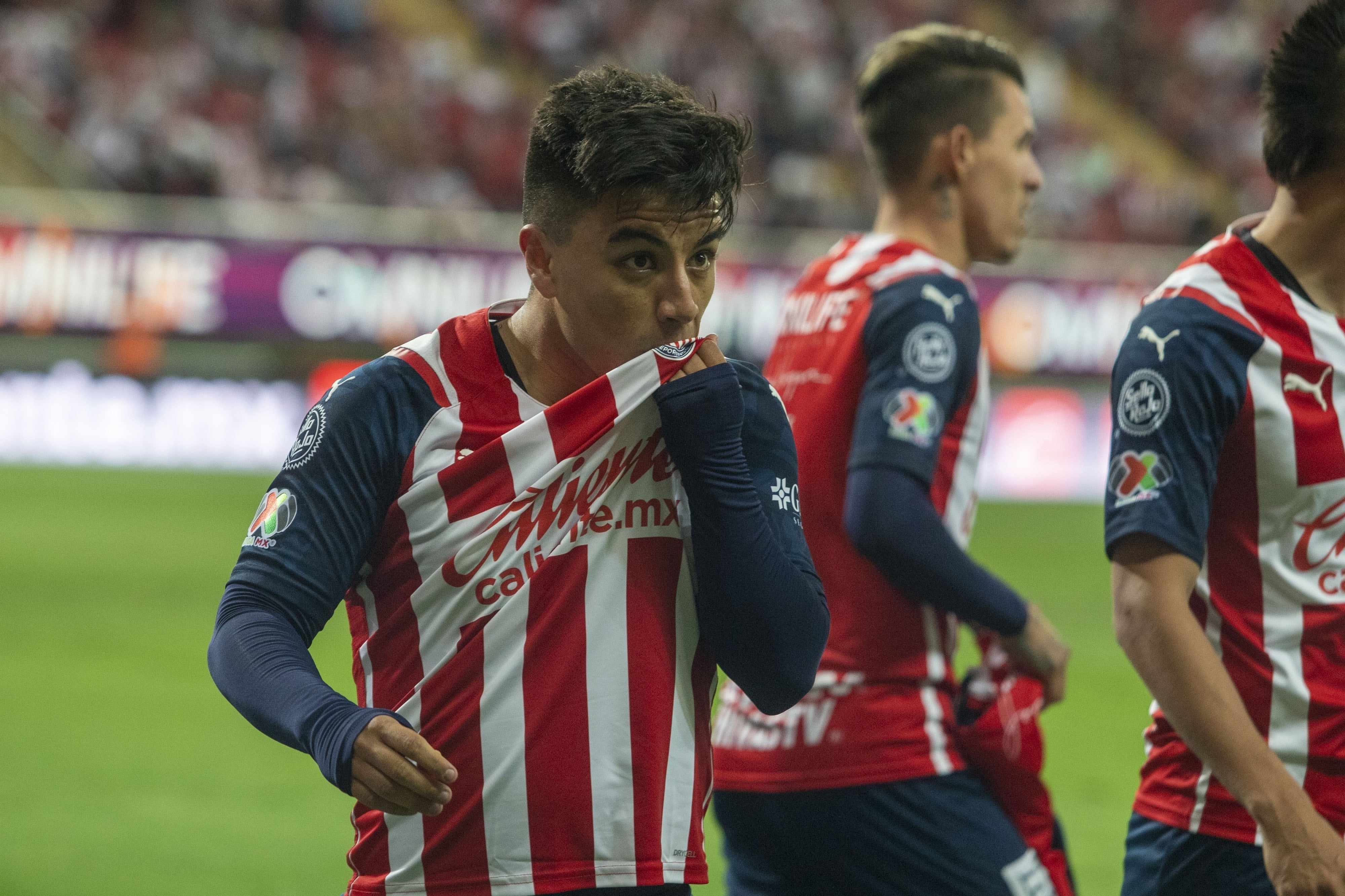 Fernando Beltrán celebra gol con Chivas