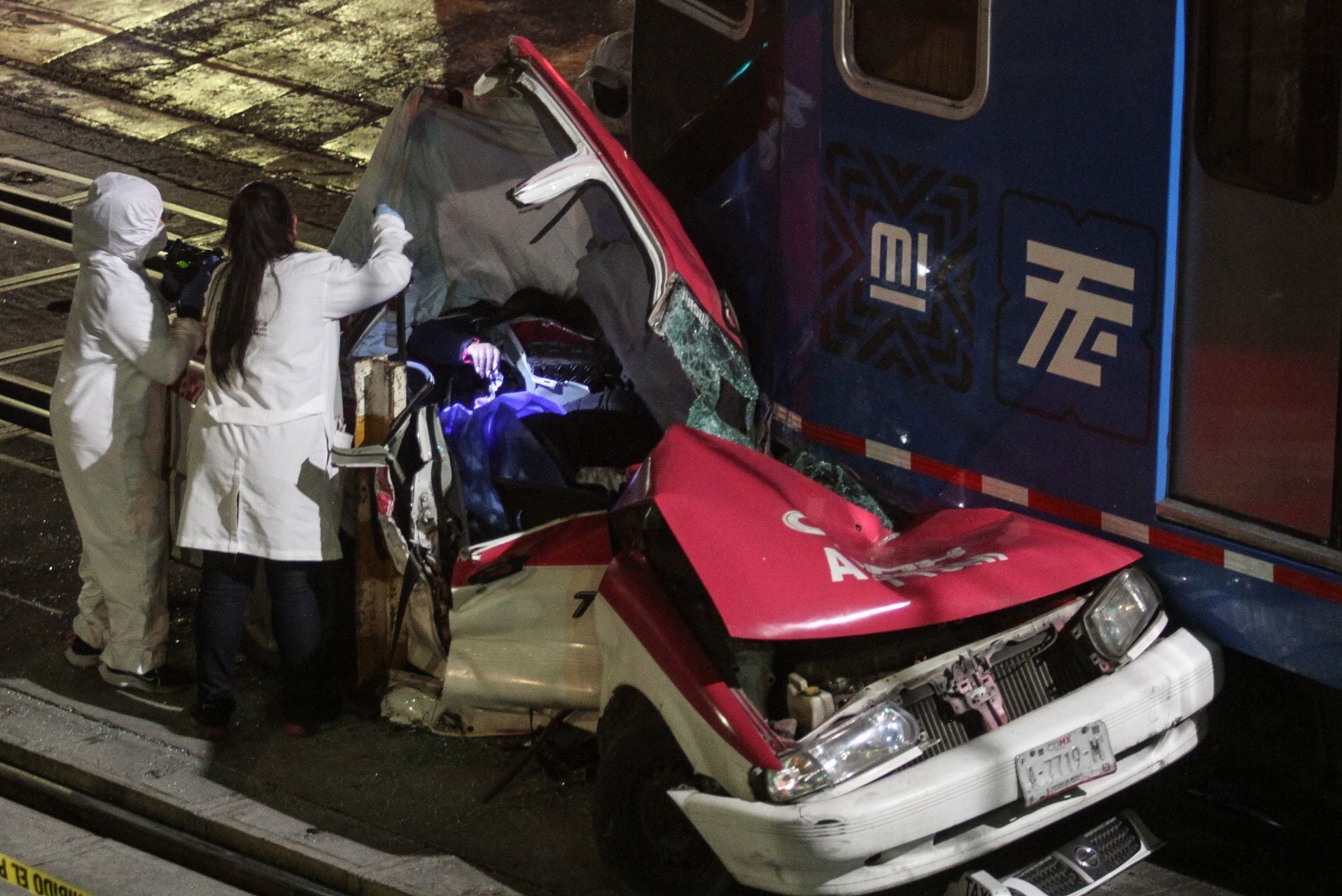 Choque entre taxi y tren ligero