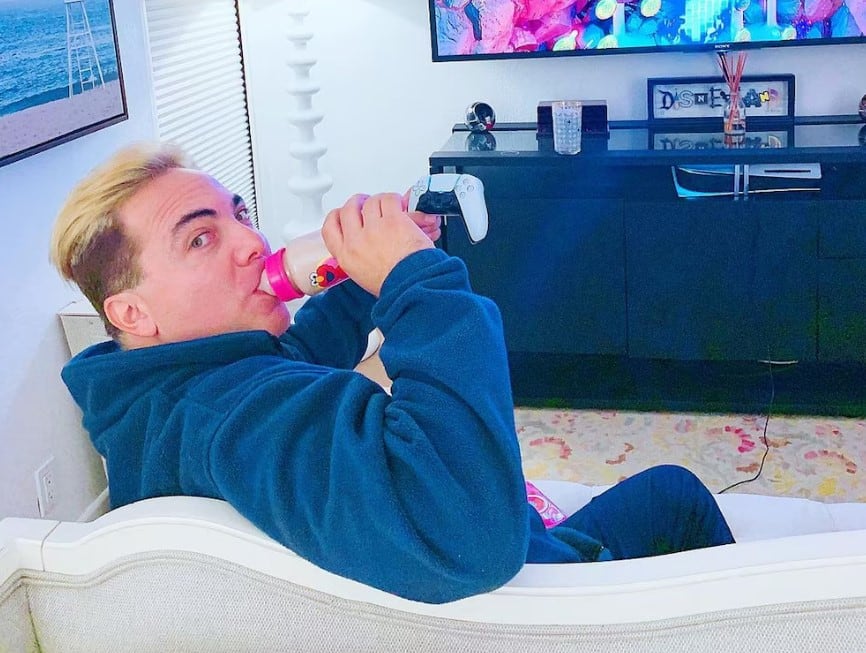 Cristian Castro toma leche en mamila