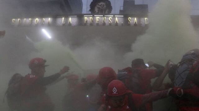 En la protesta se han lanzado gases para dispersarla.