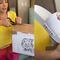 Clara Luz Flores hace unboxing de las chanclas de AMLO y están mejores que las Yeezy Slide (VIDEO)