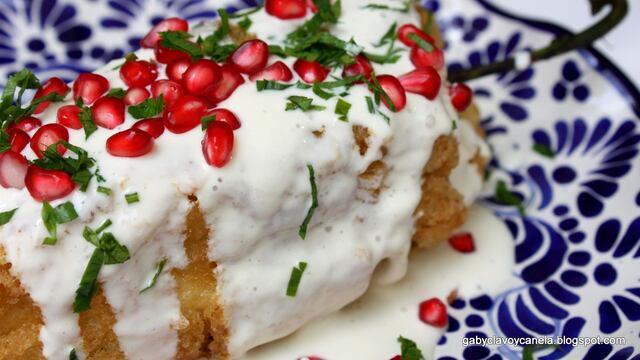 <span>En poco menos de 4 minutos una mujer exhibe y regaña a una empleada doméstica por “robarse” un chile en nogada en un recipiente de plástico.</span>