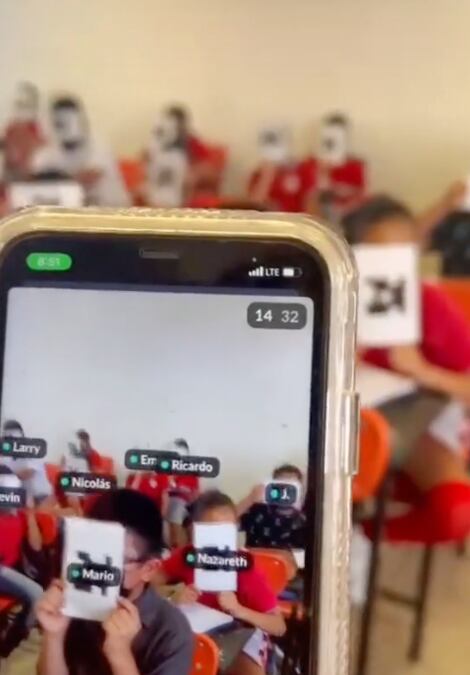 Maestra toma asistencia con código QR