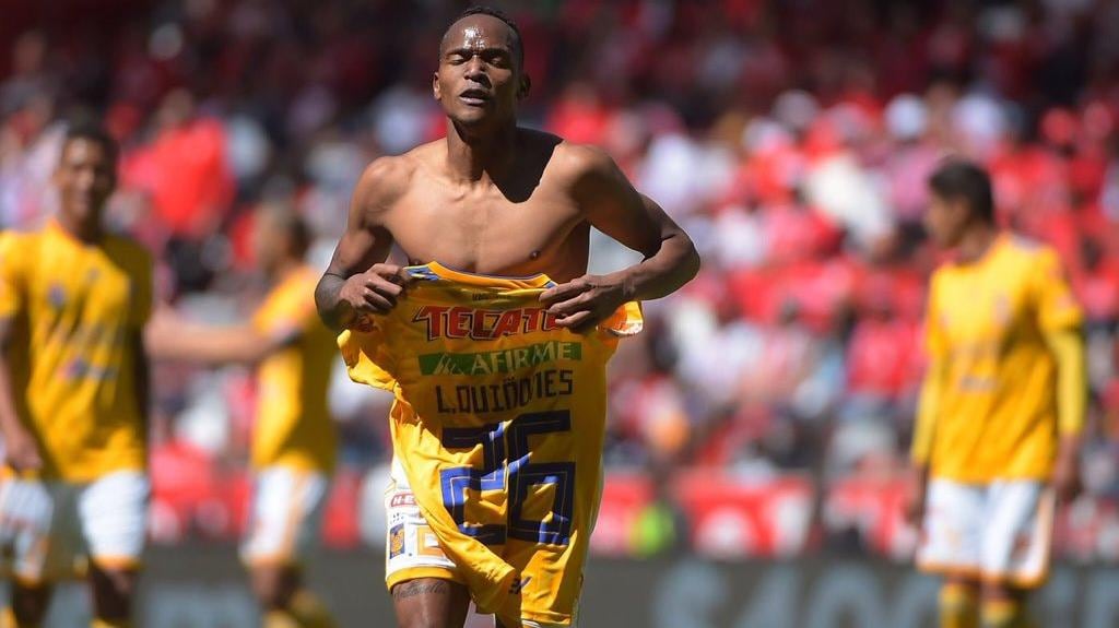 Luis Quiñones se saca la playera