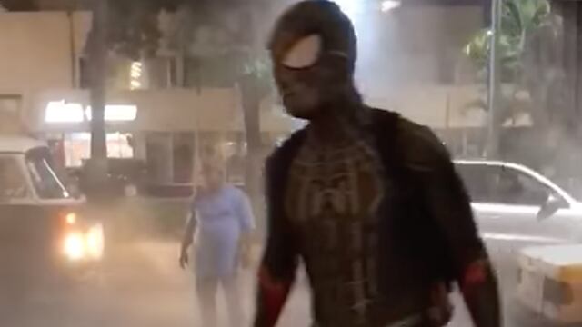 Spider-Man ayuda a apagar incendio en Acapulco
